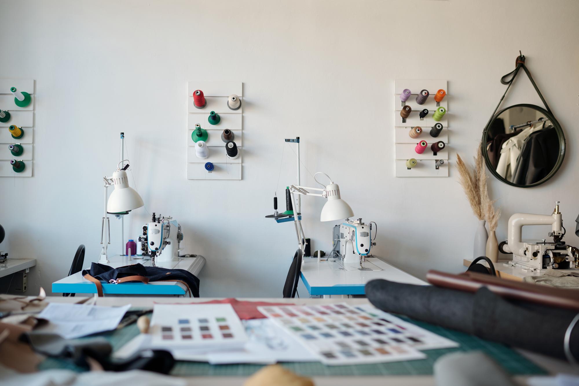 atelier haftu z maszynami i tablicą roboczą